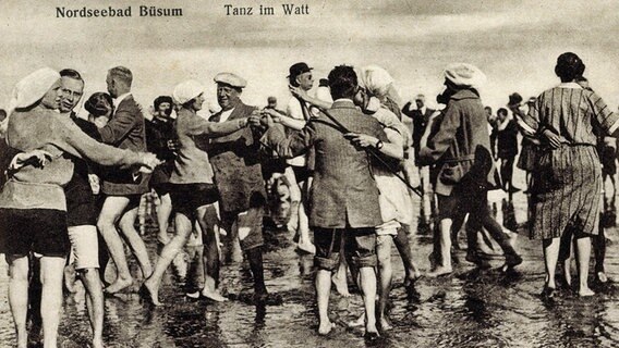 Büsum: Tanz im Watt - Urlauber tanzen in der Nordsee, 1934 © picture alliance / arkivi 