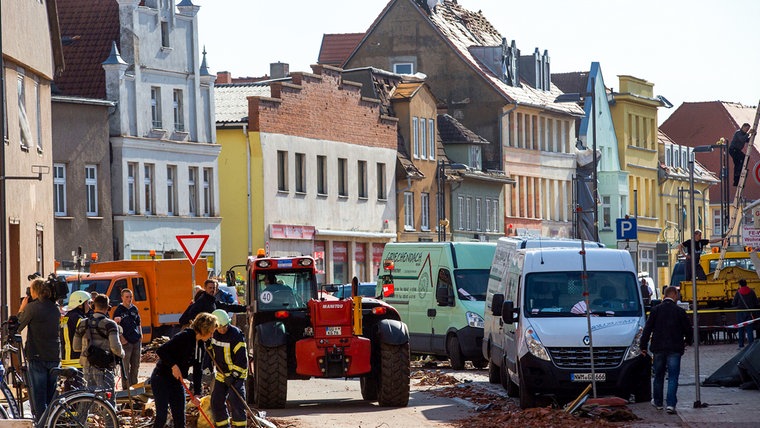 Ein vom Tornado teilweise zerstörter Straßenzug in der Altstadt von Bützow, aufgenommen am 06.05.2015 © picture alliance/dpa/dpa-Zentralbild Foto: Jens Büttner