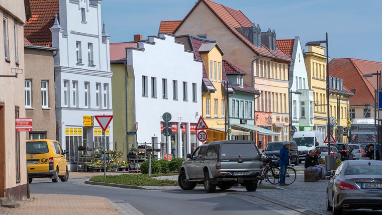 Straßenzug in der Altstadt von Bützow nach dem Wiederaufbau am 29.04.2020. Fünf Jahre zuvor war ein verheerender Tornado über die Kleinstadt gezogen. © picture alliance/dpa/dpa-Zentralbild Foto: Jens Büttner
