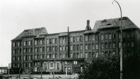 Das Gebäude zeigt das ehemalige Außenlager des KZ Neuengamme am Bullenhuser Damm in Hamburg-Rotenburgsort (Aufnahme von 1945). © Museet for Danmarks Frihedskamp 1940-1945 