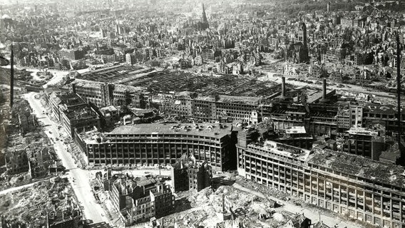 Eine Luftaufnahme zeigt die Zerstörungen des Continental-Werks in Hannover-Vahrenwald im März 1945. © Continental AG 