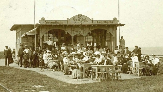 Kurgäste vor der Strandhalle bei der Kugelbake in Cuxhaven im Jahr 1906. © Stadtarchiv Cuxhaven 