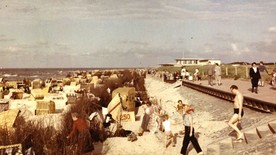 Urlauber am Strand von Cuxhaven-Döse im Jahr 1956 © Stadtarchiv Cuxhaven Foto: H. Borrmann