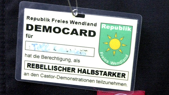Democard eines Demonstranten mit der Aufschrift "Republik Freies Wendland. Rebellischer Halbstarker" © picture-alliance / dpa / ZB - Fotoreport Foto: Volker Heick