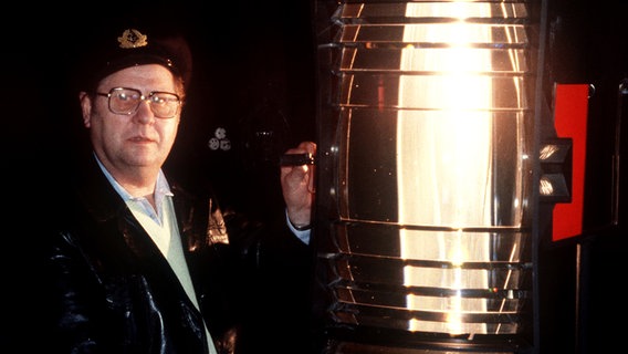 Der letzte westdeutsche Leuchtturmwärter, Ferdinand Denzien, steht am 02.10.1986 neben einem Leuchtfeuerspiegel. © picture-alliance / dpa 