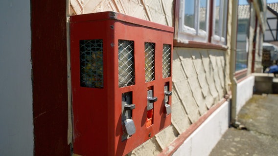 Alter Kaugummi-Automat an einer Hauswand. © NDR 