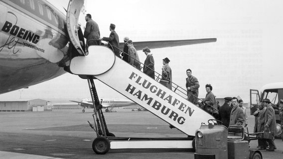 Fluggäste steigen auf dem Hamburger Flughafen Fuhlsbüttel in eine Boeing 707. Fluggäste steigen auf dem Hamburger Flughafen Fuhlsbüttel in eine Boeing 707. © dpa Foto: Lothar Heidtmann