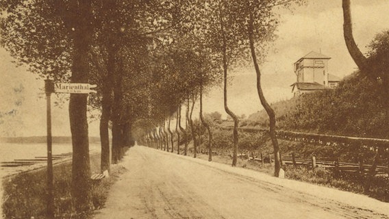 Blick auf den Eckernförder Leuchtturm von der Kieler Chaussee aus (1911) © Stadtarchiv Eckernförde 