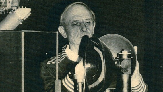 Leuchtturmwärter Otto Radzewski (1972-1979) bei der Arbeit  im Eckernförder Leuchtturm am Klintbarg  Foto: Cäcilie Dronske