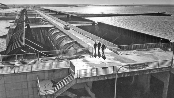 Blick vom Leitstand auf das Eidersperrwerk kurz vor der Eröffnung im Jahr 1973 (historische Aufnahme). © picture alliance / dpa 
