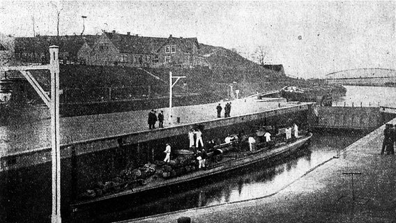Ein Torpedoboot auf dem Elbe-Trave-Kanal (seit 1936 Elbe-Lübeck-Kanal) am 25. März 1903 © Public Domain Foto: Wilhelm Dahms