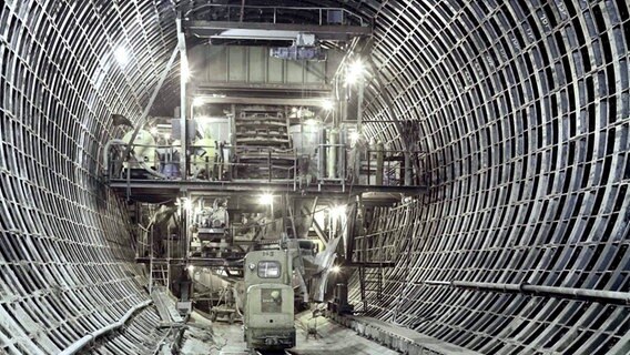 Bau der vierten Röhre für den Neuen Hamburger Elbtunnel: Die sogenannte Auskleidung dauerte zwei Jahre. © Staatsarchiv Hamburg 