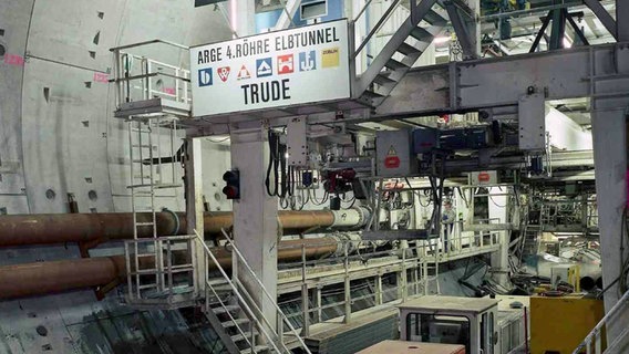 Bau der vierten Röhre für den Neuen Hamburger Elbtunnel: Die Tunnelbohrmaschine T.R.U.D.E. hatte einen Durchmesser von 14,20 Metern - 1997 war das Weltrekord. © Staatsarchiv Hamburg 