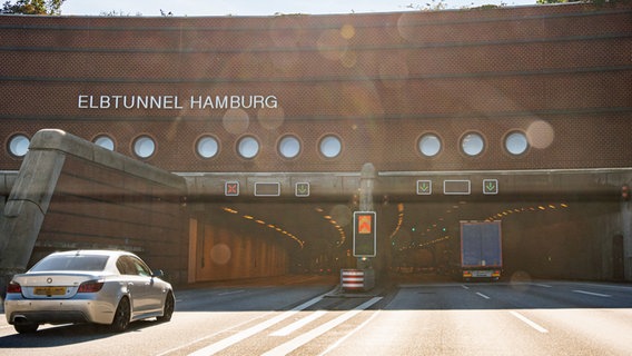 Zufahrt auf der Autobahn 7 auf das Nordportal des Neuen Elbtunnels in Hamburg © picture alliance/dpa Foto: Daniel Reinhardt