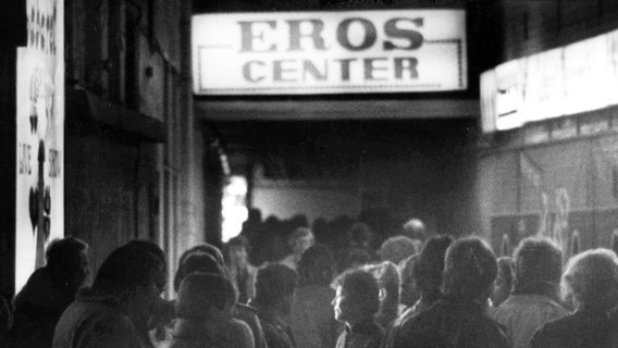 Das Eros-Center (Archivbild von 1983) auf der Hamburger Reeperbahn, Ende der Sechziger Jahre als "Liebestempel" eröffnet, bot bis 1988 die Dienstbarkeit der Prostituierten an. © dpa 
