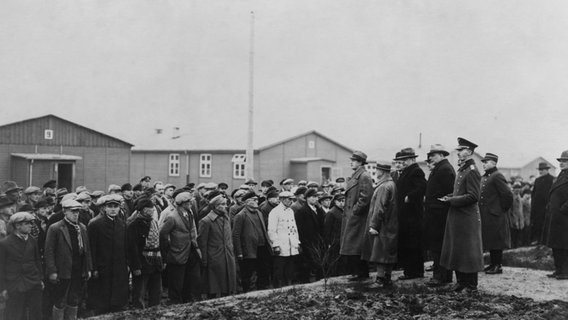 Der Chef der Geheimen Staatspolizei (Gestapo) Rudolf Diels bei einer Ansprache vor politischen Häftlingen im Konzentrationslager Esterwegen, die vor ihrer Entlassung im Rahmen einer Weihnachtsamnestie anlässlich der Reichstagswahl am 12. November 1933 stehen. Foto um November/Dezember 1933. © picture alliance / akg-images Foto: akg-images