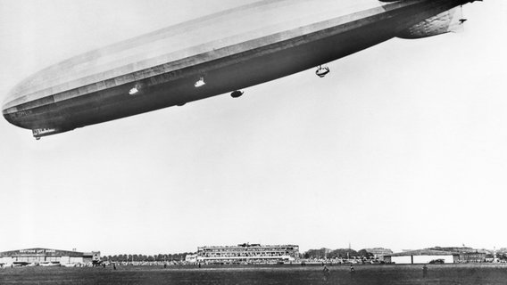Zeppelin über dem Flughafen Hamburg in den 1930er-Jahren. © Michael Penner 