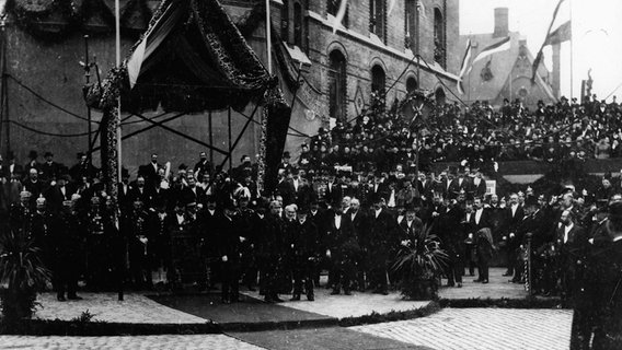 Wilhelm II., deutscher Kaiser, bei der Einweihung des Hamburger Freihafens am 29.Oktober 1888 in der Speicherstadt. © akg-images / picture-alliance 