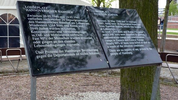 Gedenktafel im Lohsepark zur Erinnerung an die Deportationen zur NS-Zeit in Hamburg. © NDR Foto: Irene Altenmüller