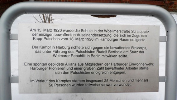 Gedenktafel vor der Schule Woellmerstraße in Hamburg-Heimfeld, wo 1920 der sogenannte Harburger Blutsonntag stattfand.  Foto: B. Probol