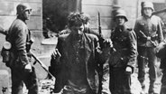 Jüdischer Widerstandkämpfer in Warschau 1943 wird von Soldaten abgeführt © picture-alliance / akg-images 