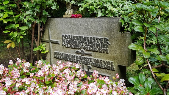 Grab des am 22.10.1971 erschossenen Polizeimeisters Norbert Schmid auf dem Friedhof Hamburg-Volksdorf (2021) © NDR Foto: Jochen Lambernd