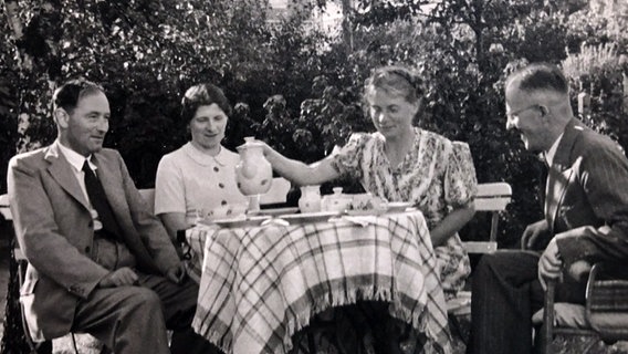 Siegfried Remertz und Familie beim Kaffeetrinken im Garten.  Foto: privat