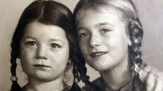 Brigitte Remertz und ihre Schwester Marie-Luise  Foto: privat