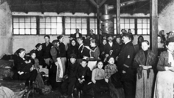 Menschen in Auswandererhalle in Hamburg um 1900. © Museum für Hamburgische Geschichte 