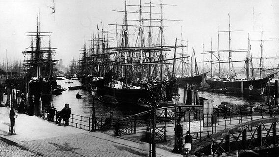 Auswandererschiffe im Hamburger Jonas-Hafen 1887. © Museum für Hamburgische Geschichte 