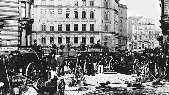 Mitarbeiter der städtischen Müllabfuhr posieren im Jahr 1886 auf dem Hansaplatz in Hamburg © Stadtreinigung Hamburg 