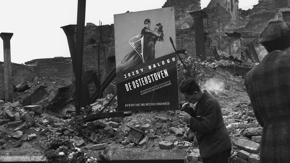 Plakat des Tanzlokals "De Osterstoven", aufgestellt zwischen Kriegsruinen in Hannover 1946 © picture-alliance / akg-images / Paul Almasy Foto: Paul Almasy