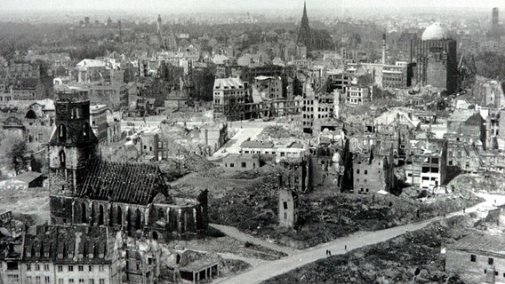 Blick auf die zerstörte Innenstadt von Hannover nach den Bombenangriffen von 1943 © picture alliance/dpa Foto: Historisches Museum Hannover
