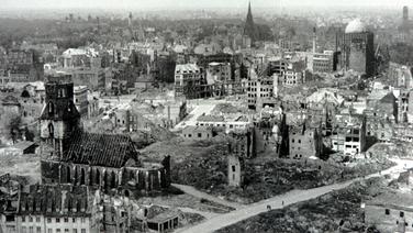 Blick auf die zerstörte Innenstadt von Hannover nach den Bombenangriffen von 1943 © dpa-Report Foto: Historisches Museum Hannover