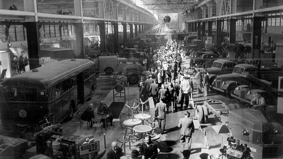 Blick in eine Ausstellungshalle der Export- Messe in Hannover im Jahr 1947. © picture alliance / dpa 