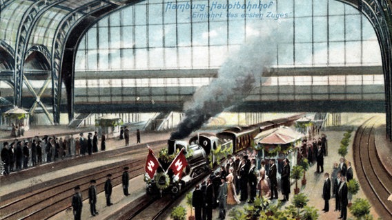 Der erste Zug fährt 1906 in den neuen Hamburger Hauptbahnhof ein (kolorierte Postkarte). © picture alliance / arkivi 
