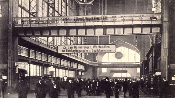 Die Empfangshalle des Hamburger Hauptbahnhofs in den 1930er-Jahren © picture alliance / arkivi 