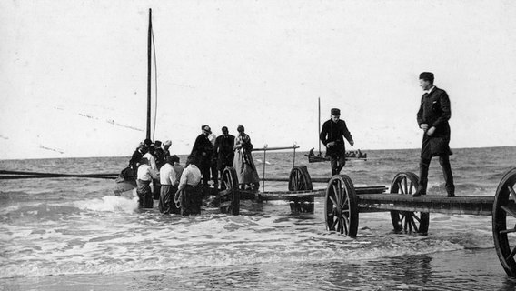Die Fotografie von 1890 zeigt das Ausbooten von Passagieren auf Helgoland. © picture-alliance / akg-images Foto: akg-images