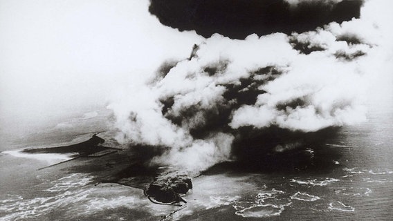 Rauchwolke über Helgoland nach der Sprengung am 18. April 1947. © picture-alliance / epd 