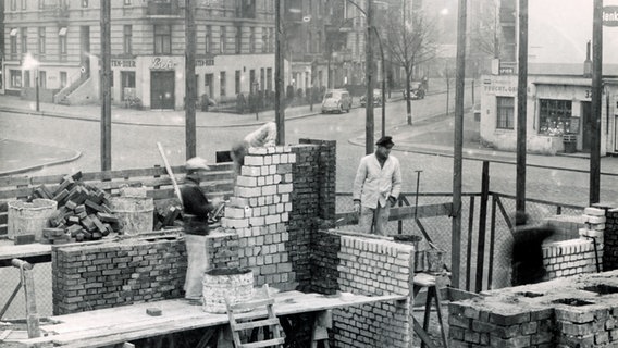 Bau eines Wohnhauses an der Ecke Hellkamp/Stellinger Weg in Hamburg-Eimsbüttel ca. 1955 © SAGA GWG / Museum für Arbeit / Foto Studio Constance Kupferberg 
