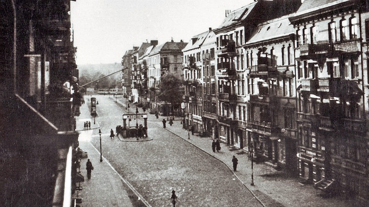 Stellinger Weg in Hamburg-Eimsbüttel mit der U-Bahnstation Hellkamp (ca. Ende der 1930er-Jahre) © -