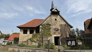 An der denkmalgeschützten Gutskapelle von Helmscherode befindet sich eine Info-Tafel zum Kriegsverbrecher Wilhelm Keitel, der aus dem Ort stammt. (09.05.2023) © IMAGO Foto: Susanne Hübner