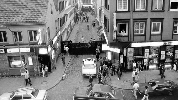 Übersicht der Herbertstraße im Vergnügungsviertel St. Pauli in der Hansestadt (1983) © picture-alliance/ dpa Foto: Günter Zint