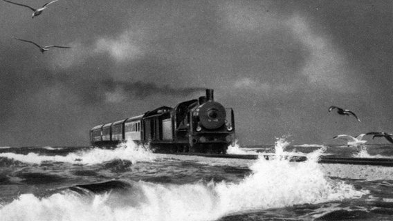 Zug im Sturm auf dem Hindenburgdamm, Motiv einer Postkarte von 1934 © picture alliance / arkivi 