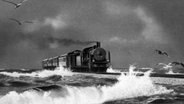 Zug im Sturm auf dem Hindenburgdamm, Motiv einer Postkarte von 1934 © picture alliance / arkivi 