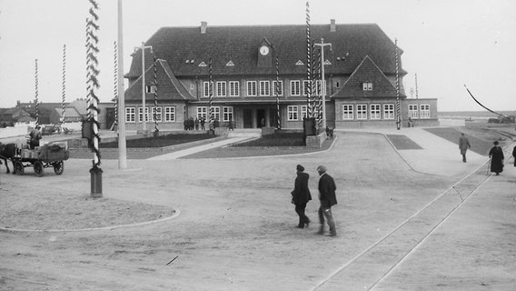 Der Bahnhof Westerland kurz nach der Fertigstellung. Der Bau steht heute unter Denkmalschutz. © Jochen Pförtner Foto: Jochen Pförtner