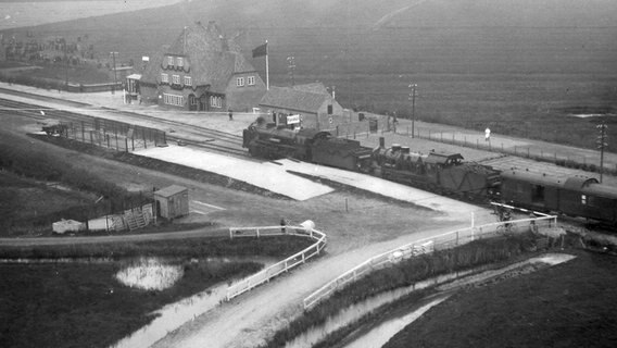 Der Sonderzug des Reichspräsidenten bei einem Zwischenhalt in Klanxbüll am Tag der Einweihung. © Jochen Pförtner Foto: Jochen Pförtner