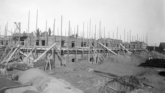 Bau des Bahnhofgebäudes Westerland - der Bahnhof wurde in wenigen Monaten errichtet. © Jochen Pförtner Foto: Jochen Pförtner