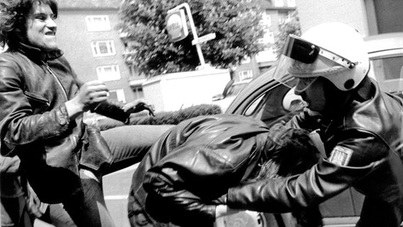 Zu größeren Ausschreitungen kommt es bei einer Demonstration gegen Polizeiterror und Mietwucher von etwa 1.200 Jugendlichen am 26.5.1973 im Hamburg-Hohenfelde in der Ekhofstraße, wo die Polizei nur wenige Tage zuvor ein von Jugendlichen besetztes Haus geräumt hatte. © picture alliance / dpa Foto: dp6