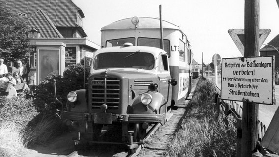 Die Inselbahn auf dem Bahnhof in Westerland auf der Insel Sylt. (Undatierte Aufnahme) © dpa - Report Foto: dpa